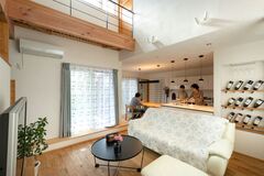 天然木と漆喰を惜しみなく使ったLDK。大きな吹抜けがあっても、調湿+高気密高断熱性能により、冷暖房効率を逃がさない。ニッチのワインコレクションがナチュラルな空間のアクセントに【アイジースタイルハウス】