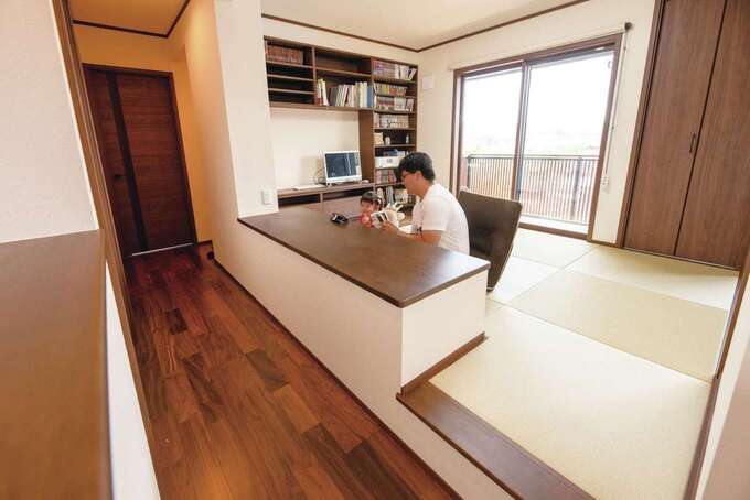 展示場を参考に作った2階のセカンドリビング。小上がりで空間を仕切り、カウンターで読書などを楽しめる