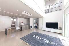 できるだけものを置かない暮らしを実践。テレビボードはフロートタイプにして、忙しい奥さまに代わって活躍するお掃除ロボットが入るよう造作した【靖和工務店】