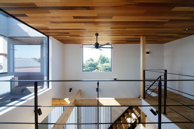 吹き抜けの上にある、スクエア窓。高さや場所にもこだわり、明かりを確保するだけでなく「風景を取り入れる」窓となっています。