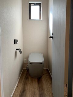 シンプルで機能的なトイレ空間。コンパクトながらも清潔感があり、窓からの自然光が柔らかく差し込むデザインが心地よい【プロスパーライフ】