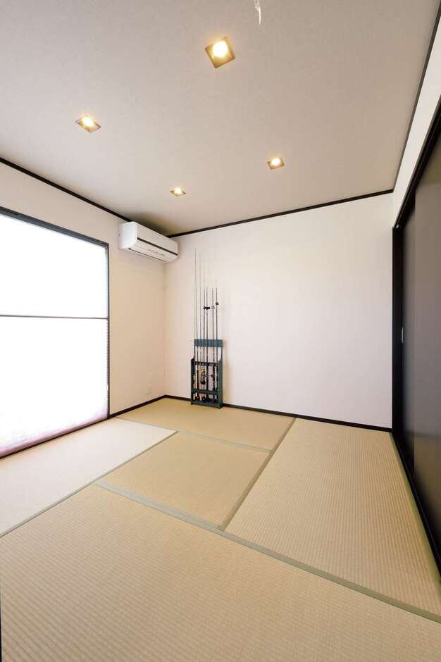 和室は友人や親類のための客間に。普段は釣り好きのご主人の趣味道具が並ぶ