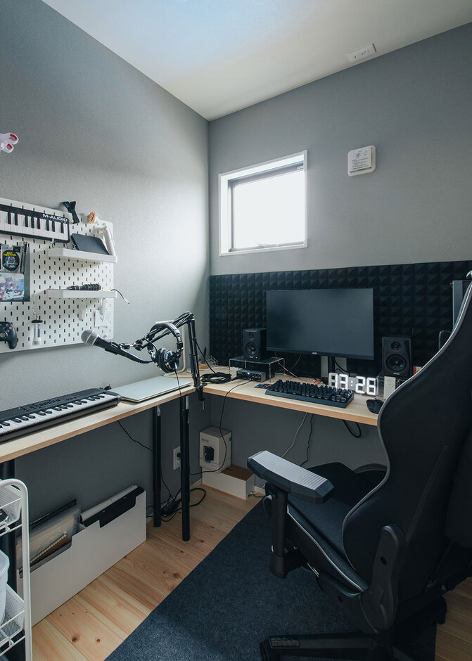 音楽が趣味のご主人の部屋は、シックなカラーで仕上げた。作業台として、造作のテーブルを希望