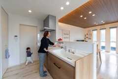 開放的なリビングに隣接した広々としたキッチン。対面式のデザインで、調理中も家族とのコミュニケーションが取りやすい設計になっています。