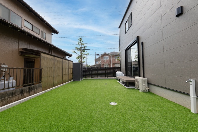 人工芝が敷かれた広々とした庭。
プライバシーを守るフェンスが設置されており、落ち着いた雰囲気で利用できる。