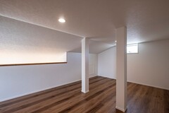 季節ものや大型の荷物の収納にぴったりなロフトスペース。リビングを見渡すこともできるので、子供たちが楽しめる秘密基地にもなりそう！【三和建設】