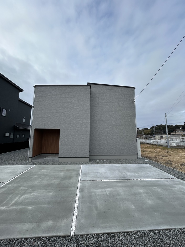 モダンデザインの外観を持つ住宅。シンプルな直線構造が都会的な印象を与え、洗練されたスタイルを強調している。