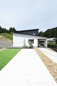 果樹園だった農地を転用し、造成工事から開始。庭は友人の外構店に依頼し、家族で石積みを手伝った【Yamaguchi Design 掛川店（アイフルホーム 掛川店）】