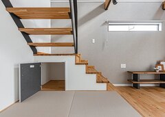 階段下に子どもの玩具を隠すための収納スペースを設けた【ウィルハウジング】