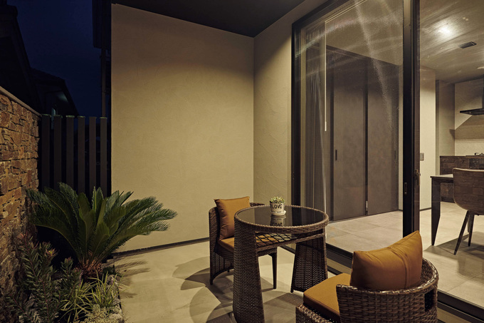 タイルデッキで過ごす夜も快適