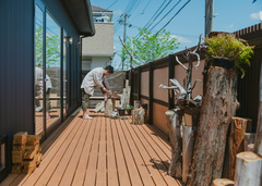 海辺で集めた流木や廃材を使ってウッドデッキでDIYを楽しむのが、Bさんにとって至福のひととき【明城】