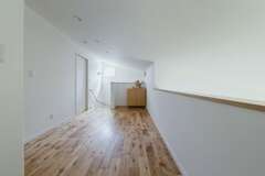 2階のホールは1階の勾配天井に面しており、階下の家族と会話もできる【Yamaguchi Design 掛川店（アイフルホーム 掛川店）】