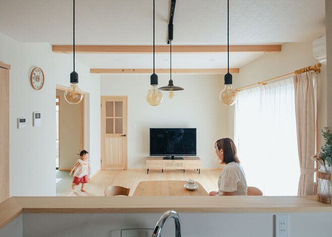 キッチンに家族の声や気配が集まるよう計画