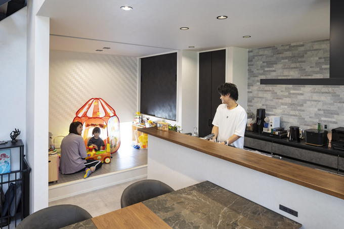 お子さんの遊び場として活用している約3.0畳の畳コーナー。キッチンの目の前にあり、料理を作りながらお子さんの様子を見ることができる。「将来仏壇を置くことがあるかもしれませんので、畳のスペースは確保したかったですね。ひな人形を飾ることもできますから」とＭさん。ロールカーテンで間仕切りも可。ＬＤＫの雰囲気に合わせたモダンな畳コーナーがあるのもＭ邸の特徴だ