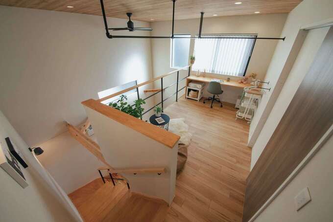 2階ホールは日当たり抜群。洗濯物を部屋干ししたり、パソコンをしたり。将来的には子どもたちのスタディコーナーや遊び場にもなりそう。ペレットストーブの暖気が吹き抜けから上がってくるので、冬も暖かい