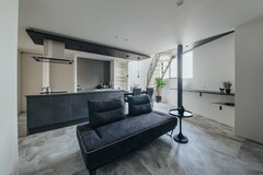 間接照明の配置や光の落ち方まで建築家が細かく計算。シンプルな素材を引き立てる光の演出が、日常を少し贅沢な時間へと変えてくれます。
