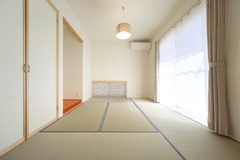 自然素材がふんだんに使用された、太陽の光が気持ちよい和室【花みずき工房】