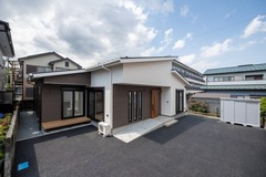 将来を見据えた平屋建て。白をメイン色にアクセントとして濃茶色を採用し、シンプルながらも高級感のある外観