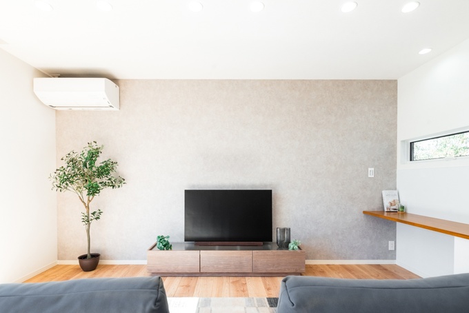 シンプルで落ち着いた雰囲気のリビングルーム。
テレビボード横にもカウンターを設置して収納スペースを確保。