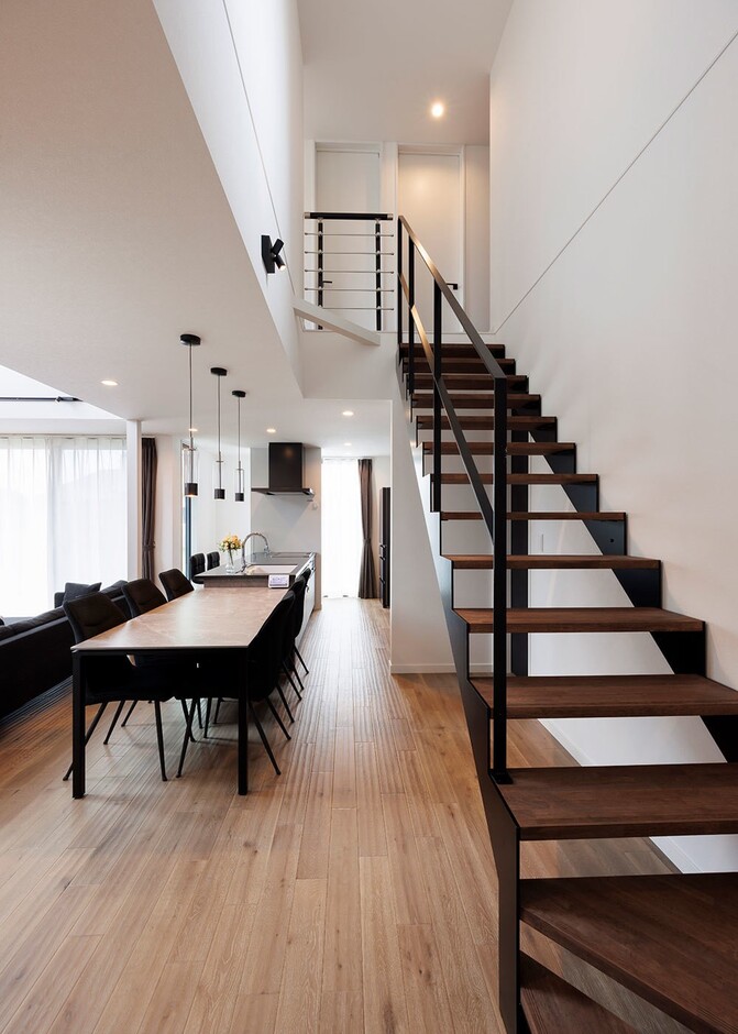 リビング階段をスケルトンにしたことで視線が抜け、より開放感が生まれた。大きな吹き抜けを通して、家族がどこにいてもスムーズにコミュニケーションがとれる