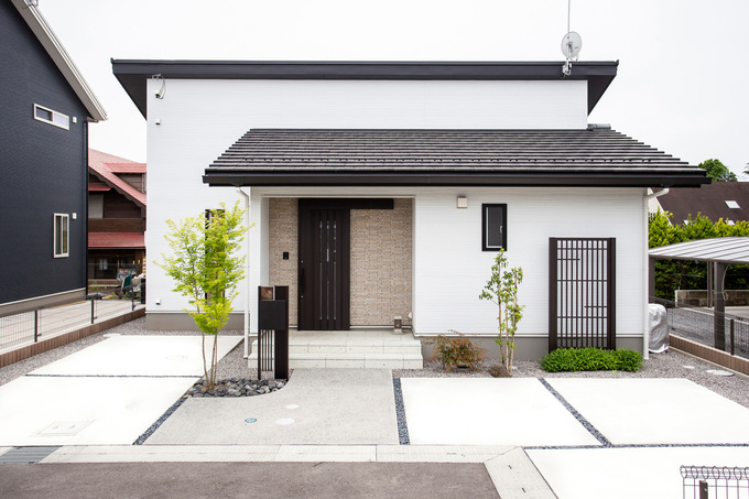 緩勾配の大きな屋根で水平ラインを強調し、落ち着きのある佇まいを演出しています。
