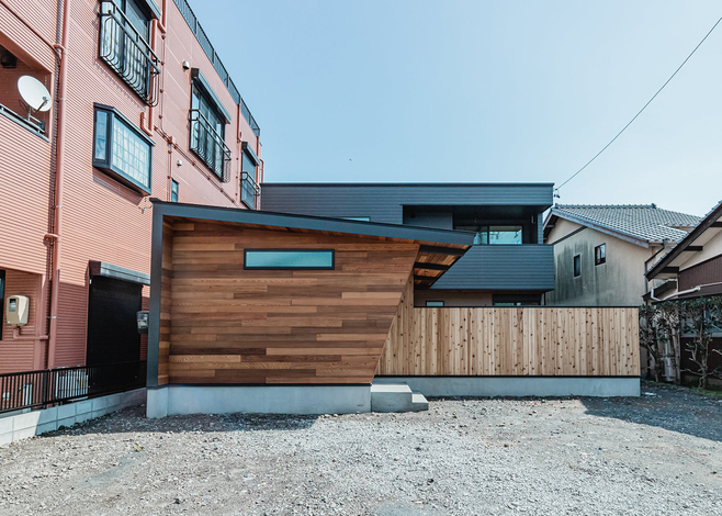 一瞬平屋のようにも見える外観は、建築家住宅のような独創的なデザイン。外は閉じ、中に開く設計手法を採用し、プライバシーと開放感を両立している
