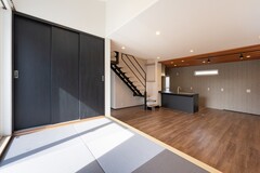 LDKとつながる畳スペースは、くつろぎの＋α空間。
建具の色味を揃え、空間全体に統一感を持たせました。
来客時やお子さまのお昼寝スペースとしても活躍。【丸宗建設】