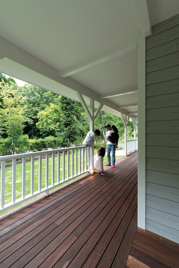 広く長いカバードポーチ（ウッドデッキ）は子どもたちの遊び場にもちょうど良い