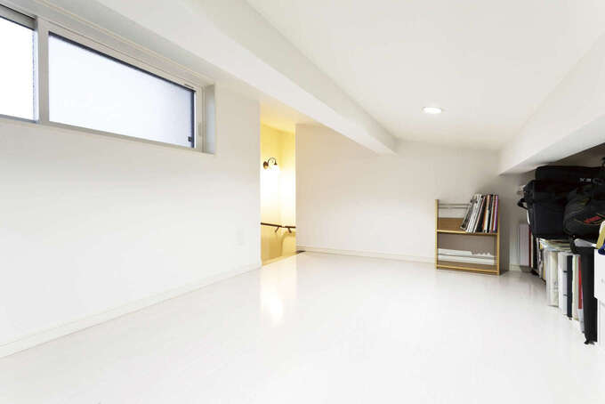 日常使いしないモノをしまっておける小屋裏収納。固定階段で荷物の出し入れもしやすい。天井高1,400mm以下で、固定資産税にカウントされないボーナス空間