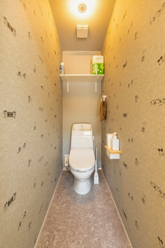 玄関ホールに配置したトイレは、来客時も安心。
可愛らしい壁紙がアクセントに。
将来に備え、手すり用の下地も完備♪【アッシュホーム】