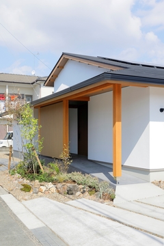 京都の町家を思わせる縦格子の先には、家庭菜園が楽しめるお庭
【花みずき工房】