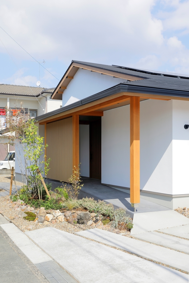 京都の町家を思わせる縦格子の先には、家庭菜園が楽しめるお庭
