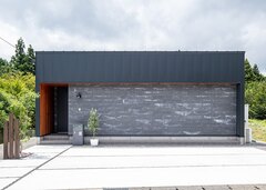玄関の軒天井が外観のアクセント。通りに面した窓をなくすことでプライバシーの確保ができ、さらにイニシャルコストの削減に【R＋house御殿場（岳南建設）】