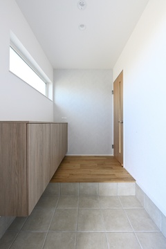 明るく整然とした玄関。木製の収納がナチュラルな印象を与えるデザイン。【REIWA HOUSE（令和ハウス）】