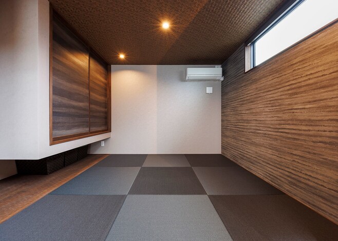 リビングに隣接した小上がりの畳コーナー。赤ちゃんのオムツを替えたり、お昼寝をさせたり。お客様の寝室としても重宝している。吊り押入れを採用して広く見せると同時に、天井を低めに抑えたことでよりリラックスできる空間に