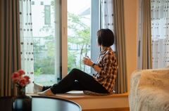 リビングの窓際に座って中庭の景色を眺めるのが、奥さまにとって至福のひととき【アイジースタイルハウス】