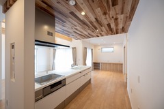 生活の中心であるLDKは20畳超の広々空間。キッチン中心のL型間取り