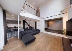 3つの吹き抜けから光が注ぐ、スタイリッシュモダンな家