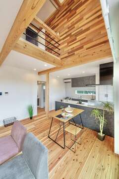 コミュニケーションを取りやすい吹き抜け。無垢板のアクセントウォールが美しい【住たくeco工房】