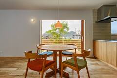 お食事をしながら眺めの良い景色も楽しめます。【エムズアソシエイツ】