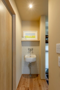 帰宅時の手洗いと、トイレに手洗いを兼ねる洗面スペース。玄関から土間収納を通ってすぐに手洗いできるため、菌を持ち込むリスクが低くなります。【エムズアソシエイツ】