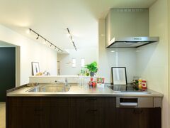 モダンなデザインのキッチン。シンクと調理スペースが広く取られ、快適に料理ができる空間になっています。