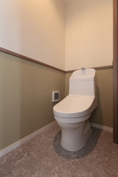 1階のトイレと雰囲気変えた、和風デザインのトイレ。