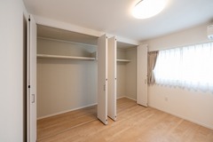 寝室の収納は壁一面を使った大開口クローゼット。あえて真ん中の仕切りを省くことで使いやすさを向上させた