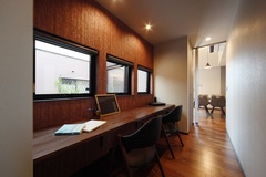 木の温もりを感じるワークスペース。窓から自然光が差し込み眺めも良く、集中して作業できる環境が整っている。【ホームラボ】