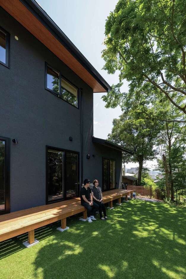 デッキテラスは腐食しにくい屋久杉、軒天にはヒノキを使用。広い庭には家庭菜園を作りスイカや夏野菜、ハーブを育てるなど趣味もさらに充実している