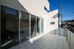 開放感のあるバルコニー。ガラス扉を通して自然光が室内に差し込み、外と中をつなぐ快適なスペース。モダンなデザインが魅力的である。【iDpluss アイディープラス】