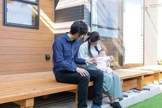 リビングとフラットにつながるウッドデッキ