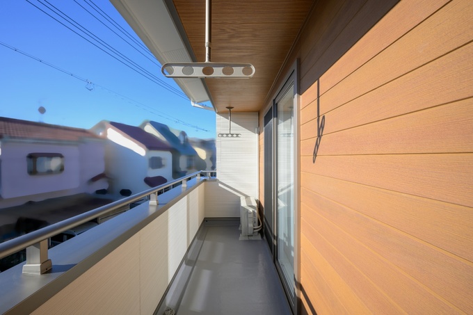 2階のベランダも木のぬくもりを感じる素材をチョイス。もちろん外干しもできます。