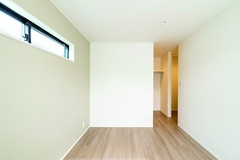 約3帖のWICがある6帖の主寝室。奥には多目的で使える収納兼書斎があります。【JUST LUCKY HOUSE（山田工務店）】